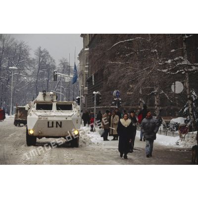 Un VAB blanc ONU patrouille devant la présidence bosniaque de Sarajevo.