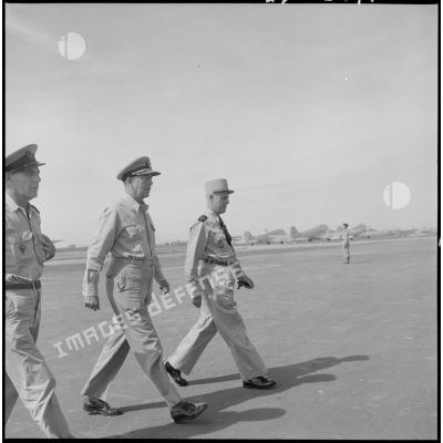 Le général Salan et l'amiral Auboyneau accueillent l'amiral Radford à son arrivée à l'aéroport de Gia Lam.