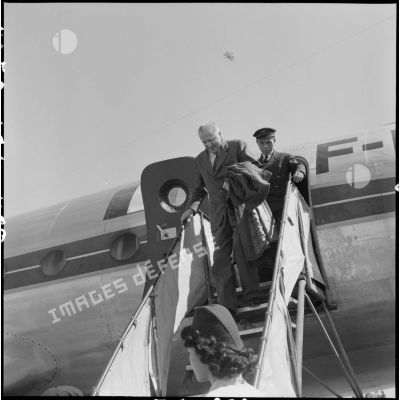Le général Koening descend d'un avion à l'aéroport de Gia Lam.