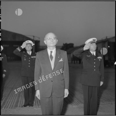 M. Pierre Montel, le général Chassin et le colonel de Bernardy à l'aéroport de Bach Mai.