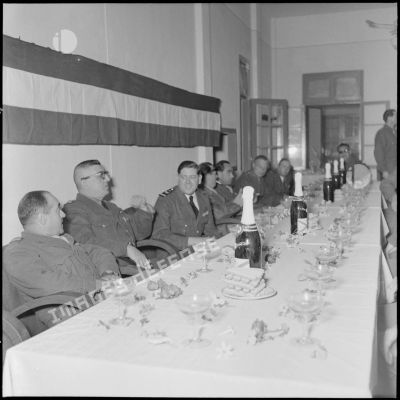 La table d'honneur présidée par le colonel Marguet. à l'occasion de l'inauguration du mess des sous-officiers de l'état-major.