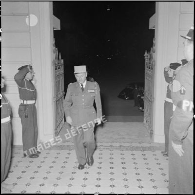 Le général de Berchoux arrive à la soirée du gala de judo qui a lieu au théâtre municipal d'Hanoï.