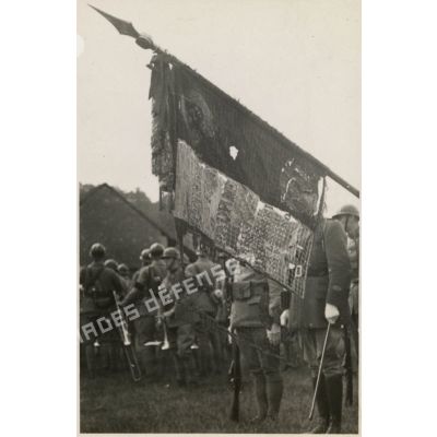 Remise du drapeau au 37e régiment d'infanterie.