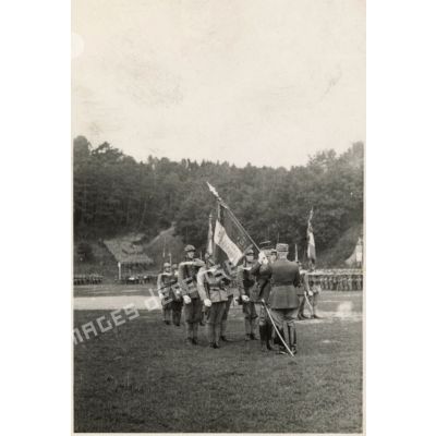 Remise du drapeau au 37e régiment d'infanterie.