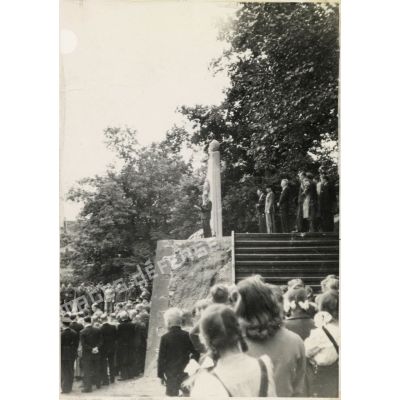 Discours devant un monument commémoratif.