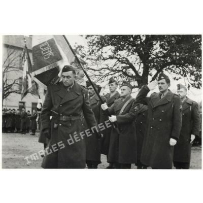 Remise du drapeau aux anciens du CEFEO (Corps expéditionnaire français en Extrême-Orient).