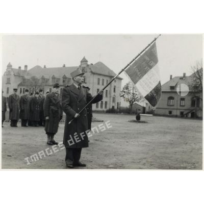 Remise du drapeau aux anciens du CEFEO (Corps expéditionnaire français en Extrême-Orient).