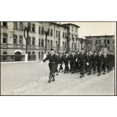 Prise d'armes au quartier Rabier à Sarrebourg à l'occasion de la prise de commandement du colonel Kaysen, commandant le centre d'instruction du 37e régiment d'infanterie (CI/37e RI).