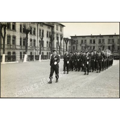 Prise d'armes au quartier Rabier à Sarrebourg à l'occasion de la prise de commandement du colonel Kaysen, commandant le centre d'instruction du 37e régiment d'infanterie (CI/37e RI).