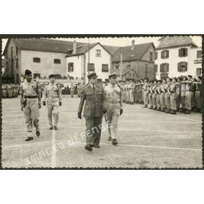 Revue des troupes lors de la fête du centre d'instruction 37 (CI/37e RI) à Sarrebourg.