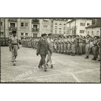 Revue des troupes lors de la fête du centre d'instruction 37 (CI/37e RI) à Sarrebourg.