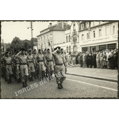 Défilé du 37e RI dans les rues de Sarrebourg.