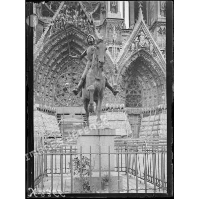 Reims (Marne). La statue de Jeanne d’Arc. [légende d’origine]