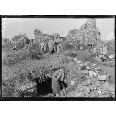 Rembercourt-aux-Pots (Meuse). Soldats dans les ruines du village. [légende d’origine]