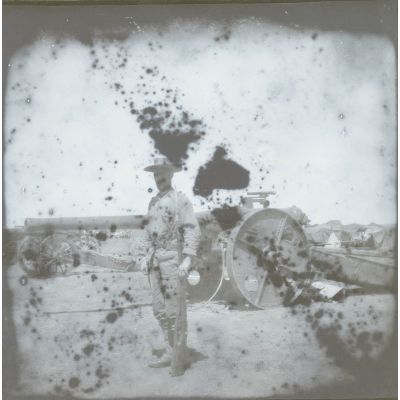 [Mission d'observation du chef de bataillon Albert d'Amade pendant la guerre du Transvaal : un soldat britannique devant un canon tube long].