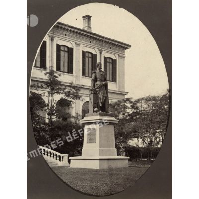 [Chine, 1887-1891. Une statue représentant un amiral devant un bâtiment].