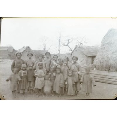 Yunnan méridional. Populations aborigènes, groupe de femmes et enfants. [légende d'origine]