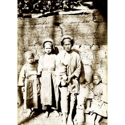 Yunnan méridional. Populations aborigènes. Groupe de femmes et enfants. [légende d'origine]