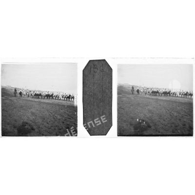 [Pacification du Maroc, 1907-1909. Un regroupement de spahis en bordure de l'océan].