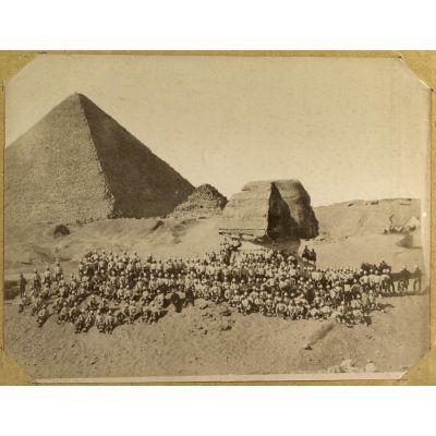 Un bataillon anglais au pied de la Pyramide de Chéops. [légende d'origine]