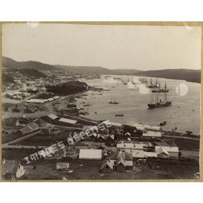 [Panorama de la ville de Port-Arthur. On distingue dans la baie les bâtiments de guerre appartenant aux flottes occidentales].
