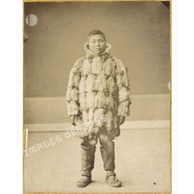 [Portrait en pied d'un habitant de type asiatique de la Sibérie vêtu de fourrures et de bottes de peau].