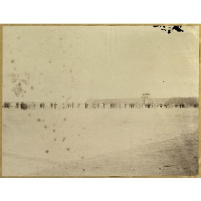 [Troupes d'artillerie de l'armée du Petchili sur le terrain de manoeuvre du camp d'artillerie de Kium Ling Tchang, le 9 janvier 1888].