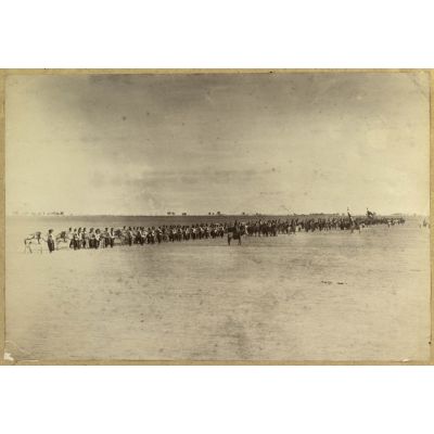 [Chine, 1888. Manœuvres de l'armée du Petchili sur le terrain de manoeuvre du camp d'artillerie de Kium Ling Tchang].