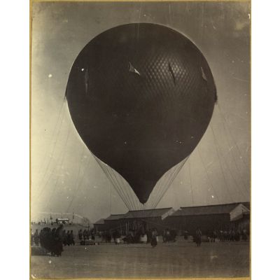 [Chine, 1888. Un ballon d'observation manoeuvré par des soldats d'une école militaire du Petchili, dans les environs de Tien-Tsin].