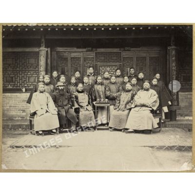 [Chine, 1870-1880. Elèves et mandarins chinois en compagnie d'un délégué européen].