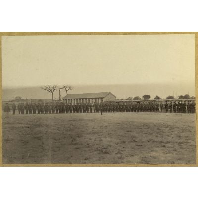 [Chine, 1888. La revue des troupes de l'armée du Petchili et sa musique militaire à l'intérieur du camp de Kium Ling Tchang].