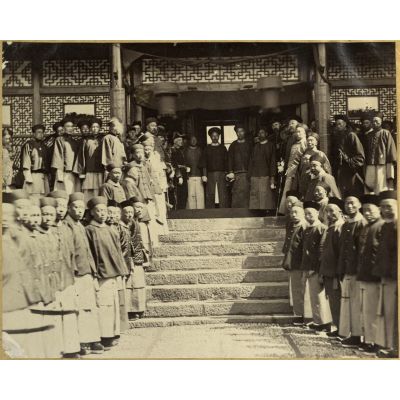 [Chine, 1887-1891. Une délégation d'officiers occidentaux (britanniques et français ?) accueillis dans l'enceinte militaire de l'armée du Peï Tchi Li].