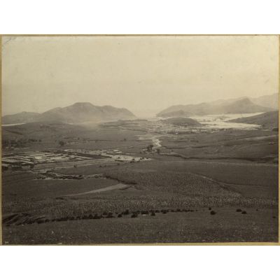 [Chine, 1887-1891. Panorama d'un bord de mer avec de nombreux bâtiments dont un camp militaire entouré de champs de sorgho].