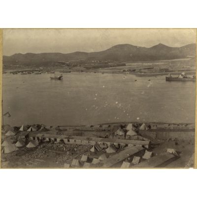 [Chine, 1887-1891. Un campement militaire installé sur les rives d'un fleuve].
