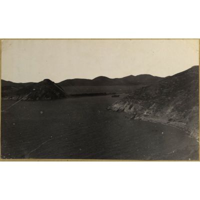 [Chine, 1887-1891. Entrée d'un port maritime ou fluvial avec une jonque].