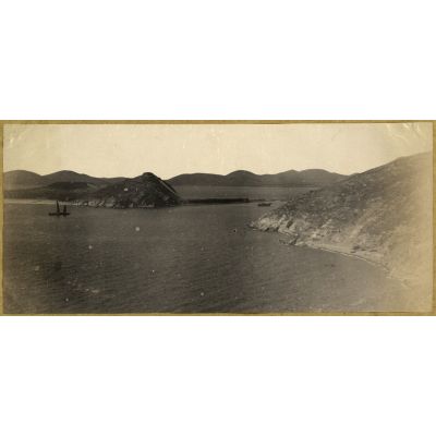 [Chine, 1887-1891. Entrée d'un port maritime ou fluvial avec une jonque].
