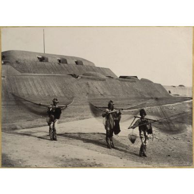[Pêcheurs devant le fort sud de Takou à l'embouchure du fleuve Pei-Ho, le 1er novembre 1888].