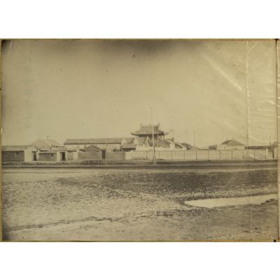 [Chine, 1887-1891. Panorama d'un ensemble de bâtiments contenus dans une enceinte].