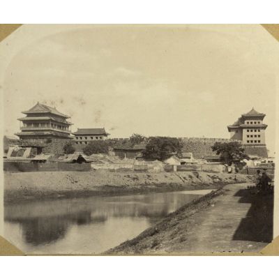 In and around Peking. A description of views taken by Thos, Child. N° 57. Towers on Gate City of Peking [...]. [légende d'origine]