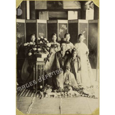 [Corée, 1870-1890. Portrait d'un notable coréen et de sa famille.]