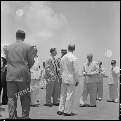 M. MacDonald et les personnalités venues l'accueillir à son arrivée sur l'un des aérodromes d'Hanoï.	