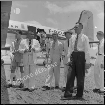 A son arrivée sur l'un des aérodromes d'Hanoï, M. Merlo, délégué général du haut-commissaire de France au Nord-Vietnam, s'entretient avec les autorités.