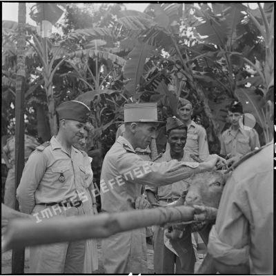 Le jour de l'Aïd el-Seghir, le colonel commandant le 8e RSA (régiment de spahis algériens) et ses invités goûtent au méchoui préparé par le 8e RSA (régiment de spahis algériens).