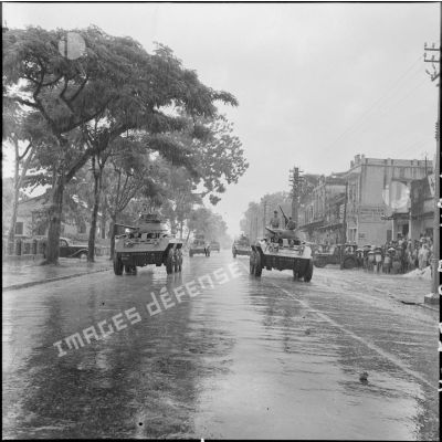 M8 de l'escadron blindé de l'Armée nationale vietnamienne défilant sous la pluie dans les rues d'Hanoï.