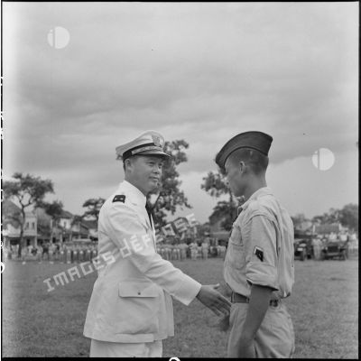 Le général Van, général de l'Armée nationale vietnamienne, serre la main d'un sergent vietnamien.