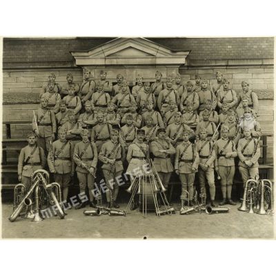 Les musiciens du 158e régiment d'infanterie posent avec leurs instruments.