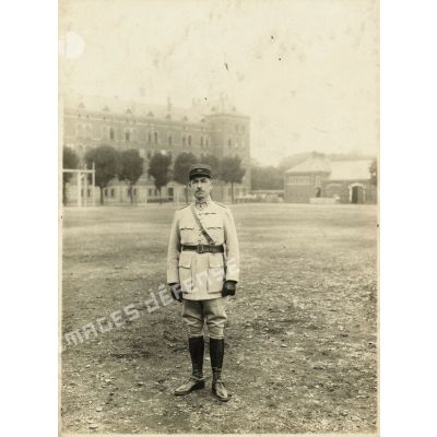 Portrait en pied du colonel, chef de corps du 158e régiment d'infanterie (158e RI).