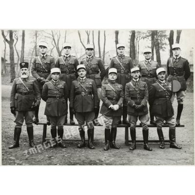 Photographie de groupe des officiers du 21e régiment de tirailleurs algériens en 1933.