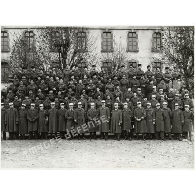 Photographie de groupe du 21e régiment de tirailleurs algériens en 1933.