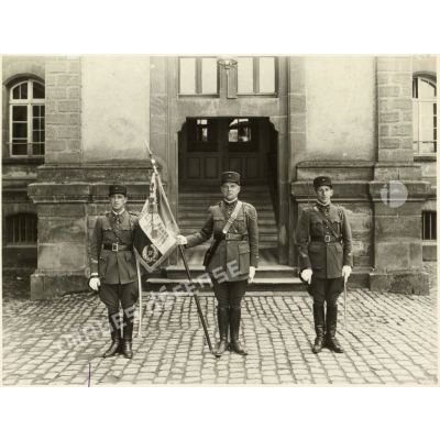 Photographie du drapeau du 39e RARF (régiment d'artillerie de région fortifiée) et sa garde.
